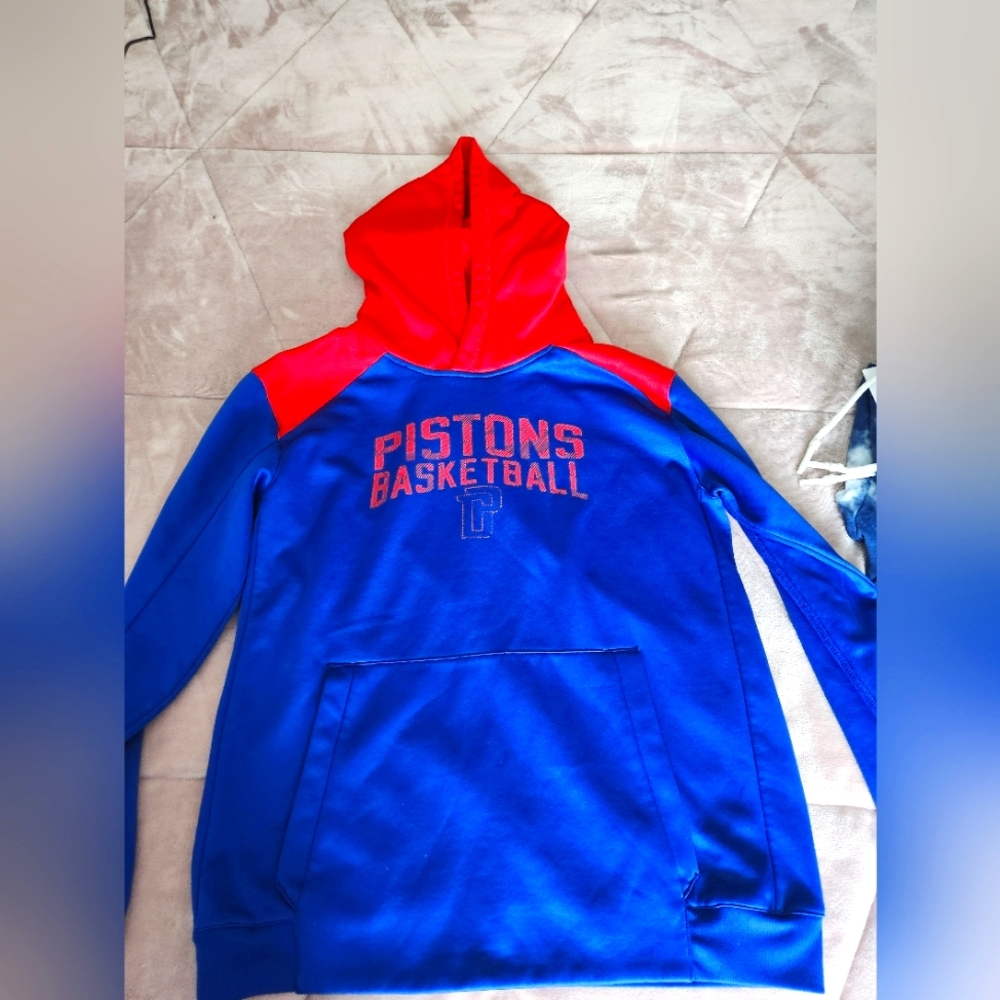 Detroit Pistons Boys XL Hoodie with front pocket